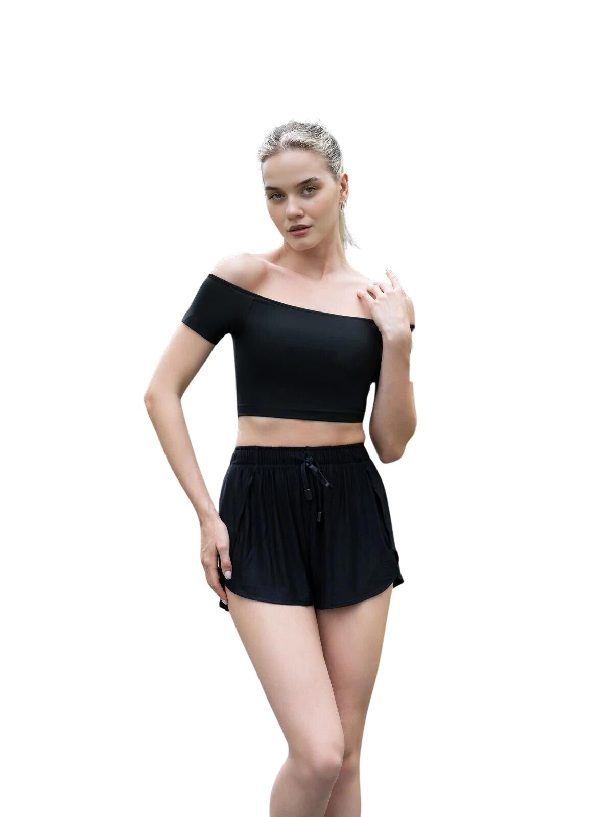 Eine Person im Lismina 084 Comfortlux Off Shoulder T-Shirt in Schwarz und Shorts posiert vor einem weißen Hintergrund.